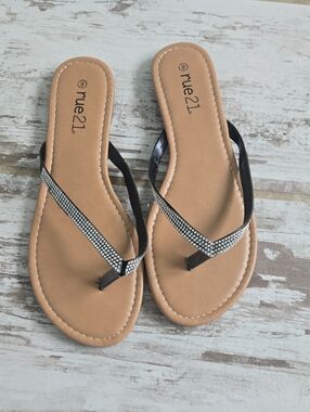 rue21 Black Rhinestone Strap Tan Footbed Flip Flop Sandals